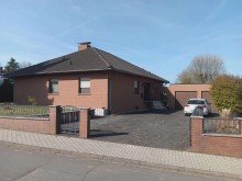 Aussenansicht Gro�z�giger Bungalow in Schwalmtal mit Garten, Pool, Sauna, Kellerbar und 2 Garagen zu vermieten